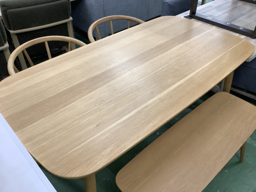 テーブルのダイニングテーブル