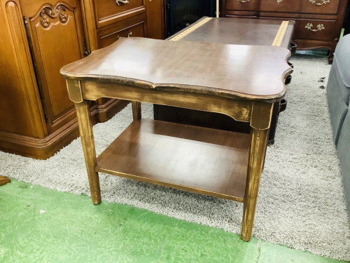 生活家具のテーブル