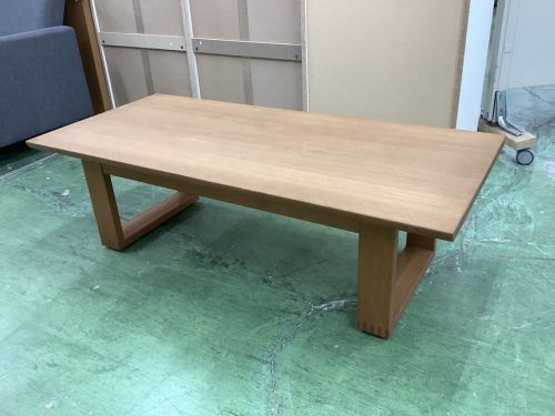 家具のテーブル