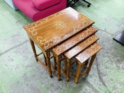 生活家具のテーブル