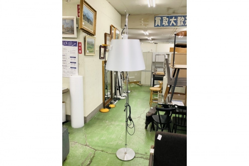 フロアスタンドのArtemide