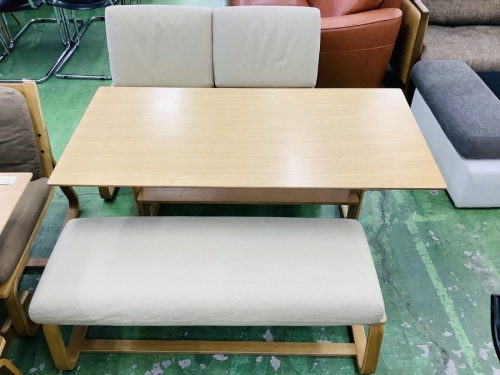 生活家具のテーブル