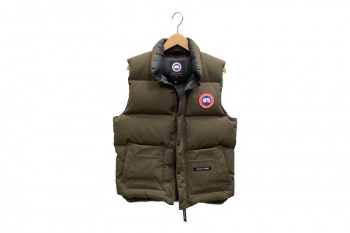 ダウンベストのCANADA GOOSE