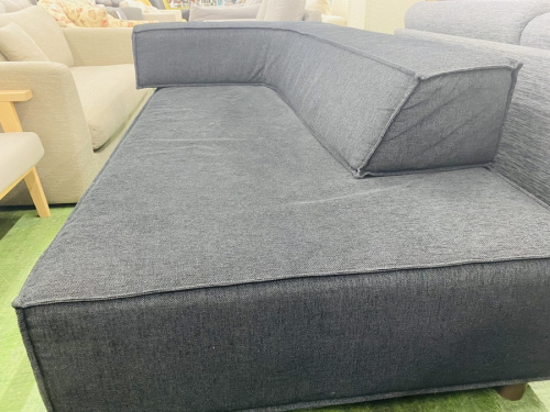 オットマンの3人掛けソファー