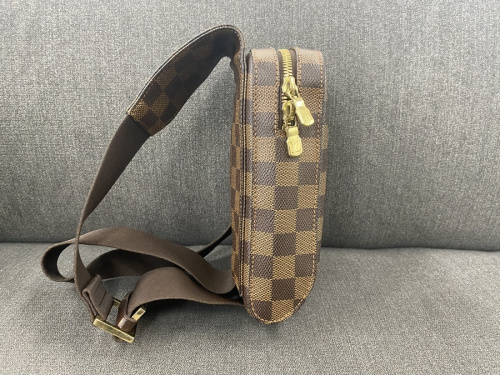 ボディーバッグのLOUIS VUITTON