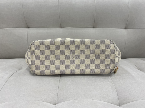 トートバッグのLOUIS VUITTON
