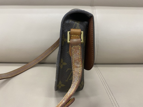 ショルダーバッグのLOUIS VUITTON