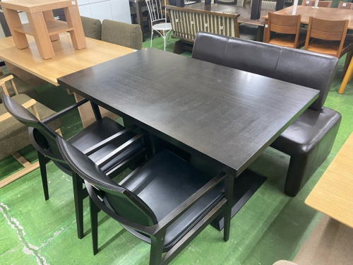 生活家具のテーブル