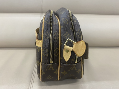 バッグのショルダーバッグ