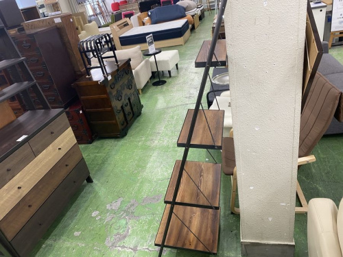 万能収納のラダーシェルフ