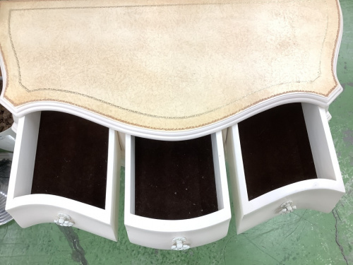 アンティーク調のコンソールテーブル