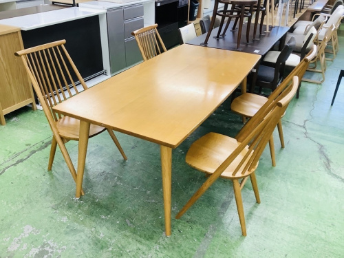 生活家具のテーブル