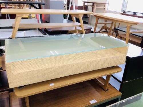 生活家具のテーブル