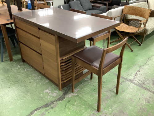 生活家具のテーブル