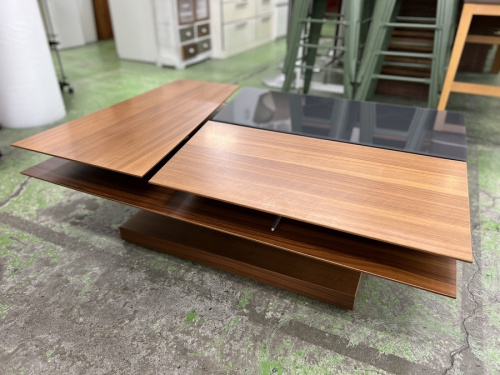 家具のテーブル