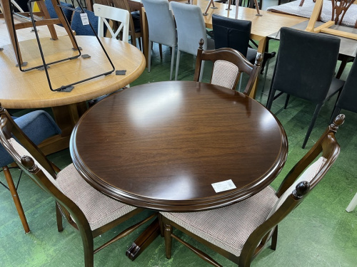 生活家具のテーブル
