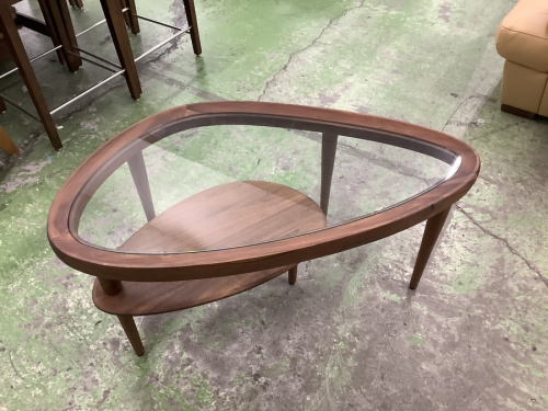 生活家具のテーブル