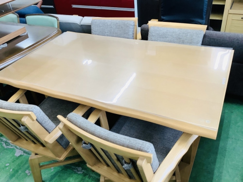 生活家具のテーブル