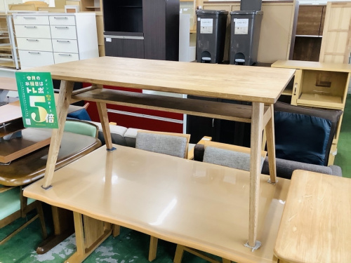 生活家具のテーブル