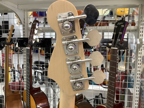 FENDERのベース