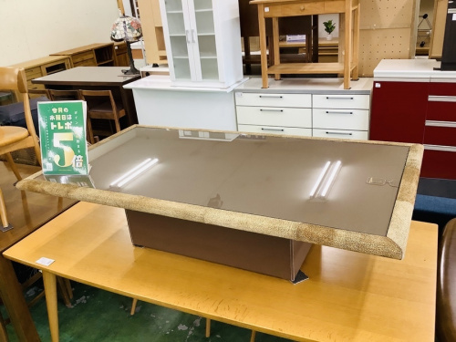 生活家具のテーブル