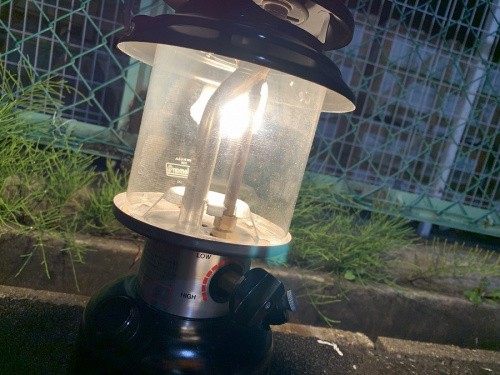 アウトドアのランタン