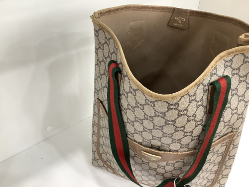 プラダのバッグ