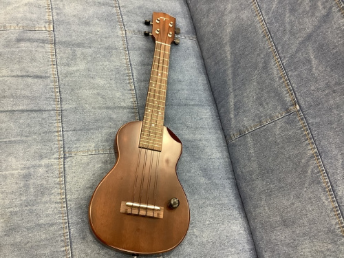 ちょっと高価なウクレレはいかがでしょうか？T's Ukulele（ティーズ