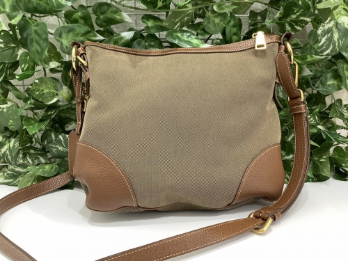ショルダーバッグのPRADA