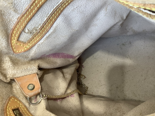 ショルダーバッグのモノグラム