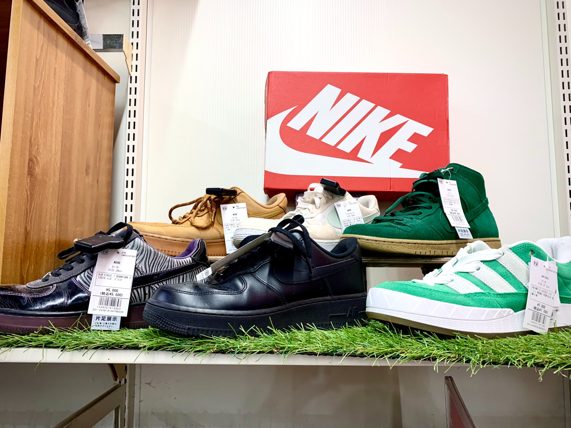 スマホで購入』NIKE（ナイキ） スニーカー ホワイト×ブラック 28cm