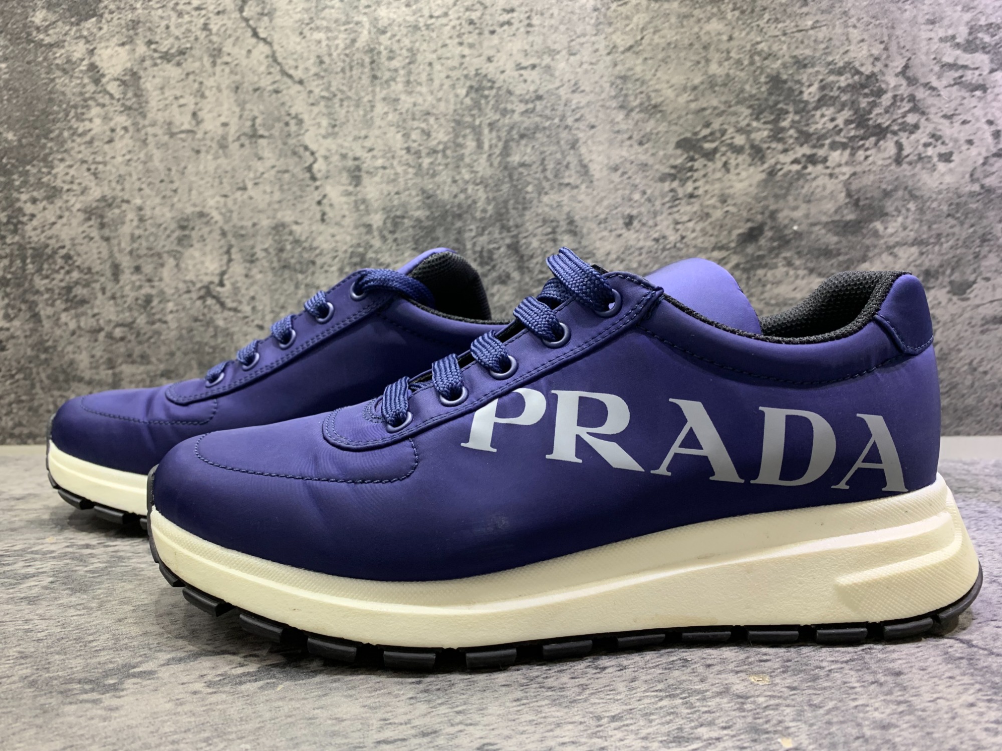 スマホで購入】PRADA(プラダ)ナイロンローカットスニーカー 4E 3483