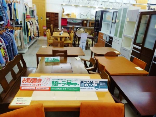 ソファーのダイニングテーブル