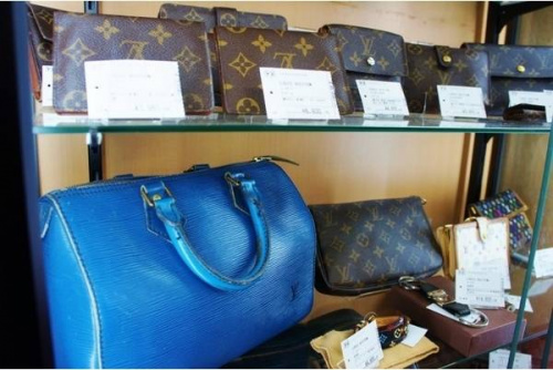 バッグの財布