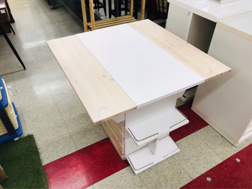 家具のテーブル