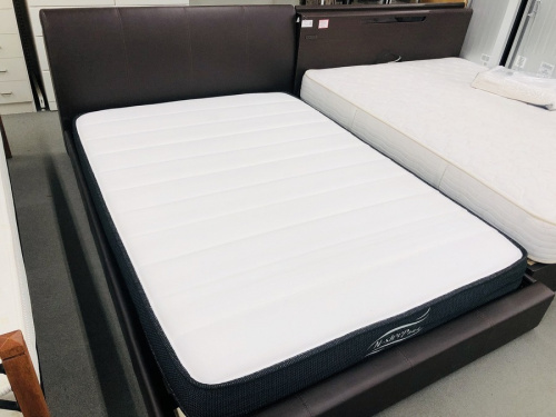 家具のベッド