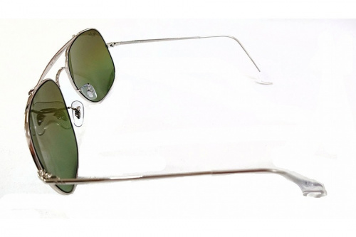 アイウェアのミラーレンズサングラス