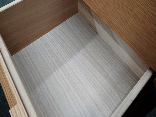 ナイトテーブルのSimmons