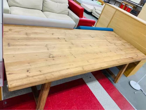 生活家具のテーブル