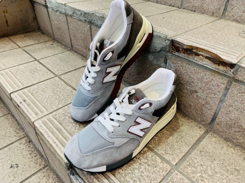 靴のスニーカー