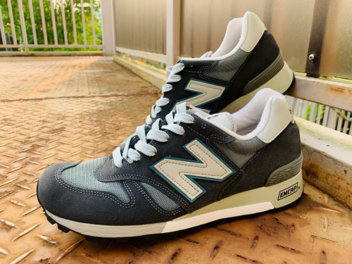 靴のスニーカー