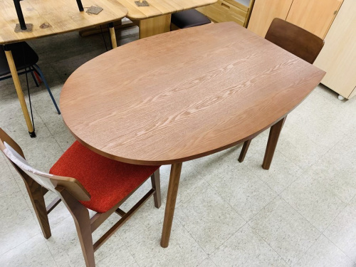 生活家具のテーブル