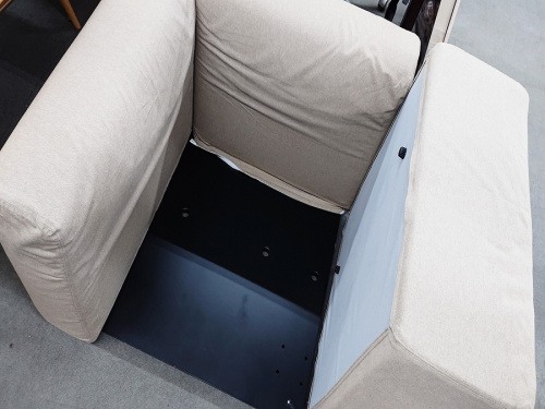 ソファーのユニットソファー　秦野