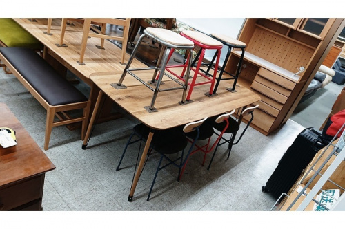生活家具のテーブル
