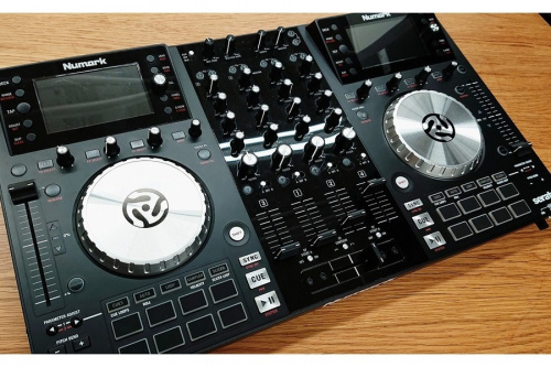 DJ楽器のDJコントローラー
