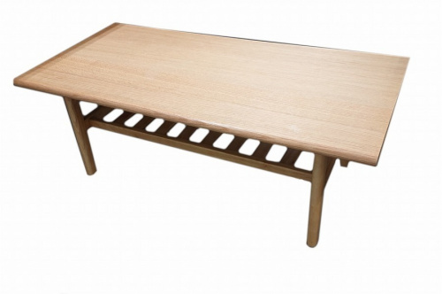 生活家具のテーブル