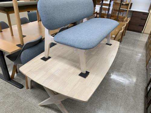 生活家具のダイニングテーブル