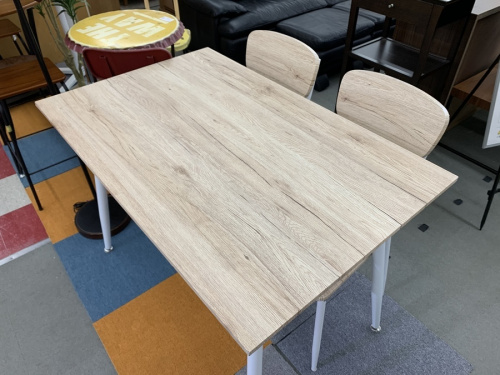 生活家具のダイニングテーブル