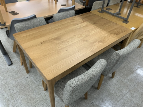 生活家具のダイニングテーブル