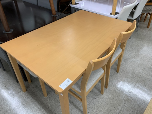 生活家具のダイニングテーブル